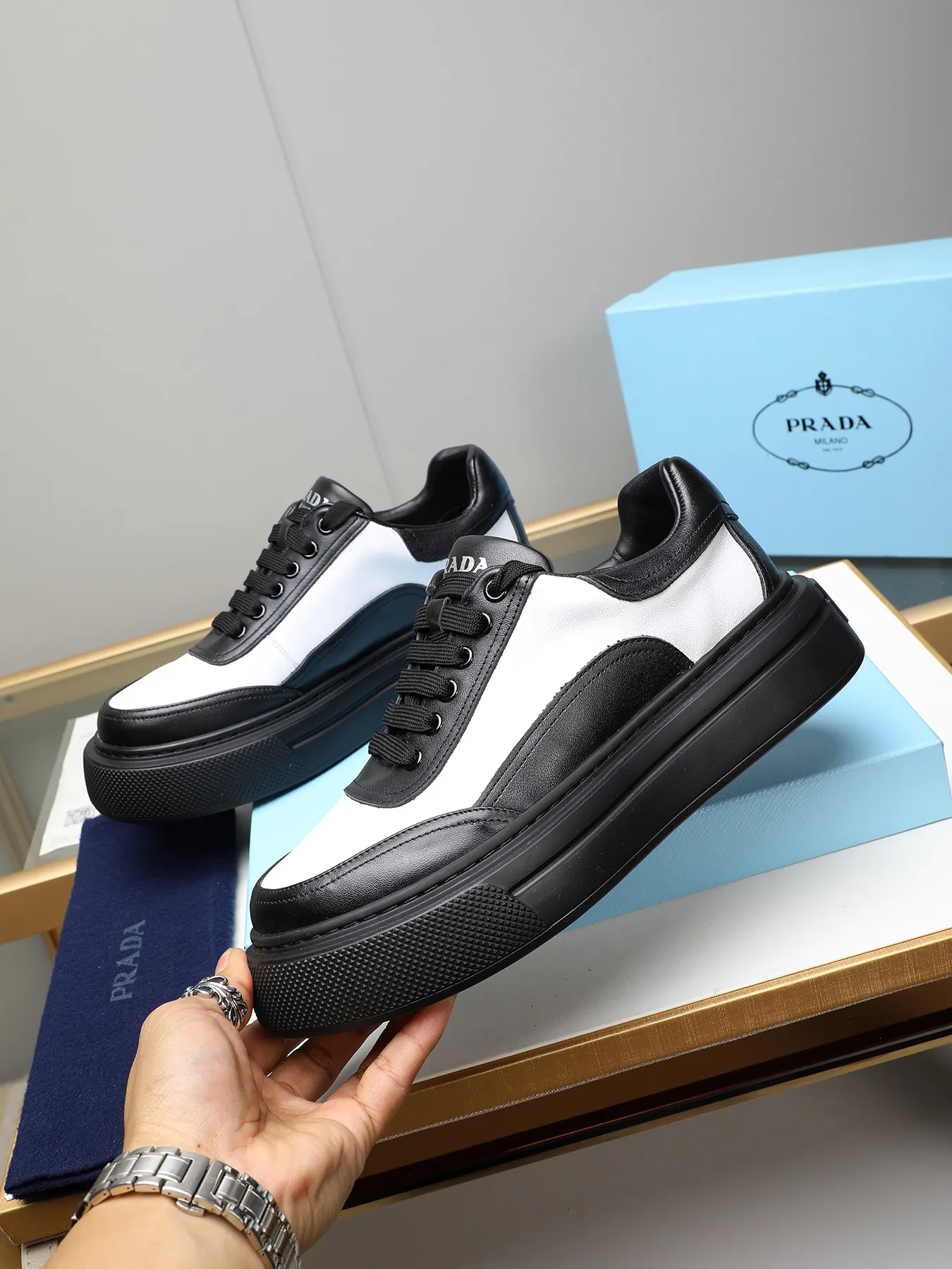 Men's shoes 💰500 Prada/Prada Men's new casual shoes, this upper is made of imported calfskin. The outside is decorated with the P family's classic metal triangle enamel logo, with cowhide lining and cowhide for the foot pads. The outsole is made of non-slip sports exclusive rubber outsole with logo, which feels good on the feet. It is a fashionable and fashionable item!  Size: 38-44 (45 customized)